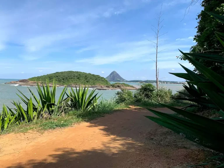 Ilha do Meio Um Refúgio Natural em Piúma