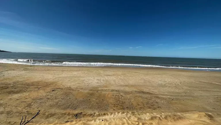 Praia Lagoa Funda, localizada em Marataízes