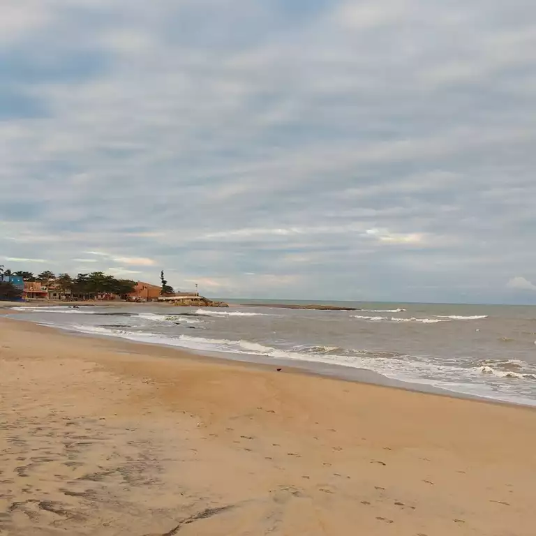 Praia da Areia Preta, localizada em Marataízes