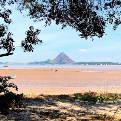 Praia de Piúma Um Refúgio Familiar e Natural