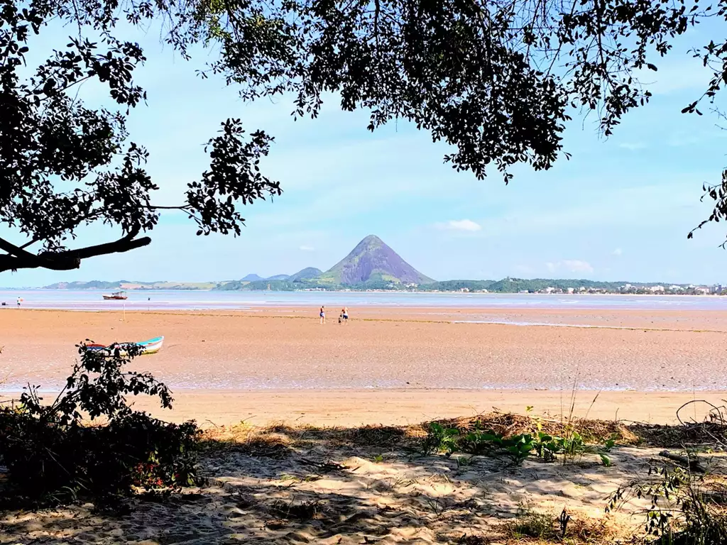 Praia de Piúma Um Refúgio Familiar e Natural