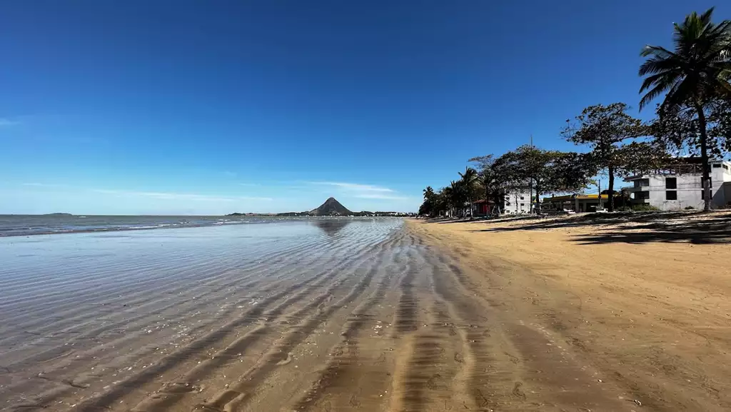 Praia de Piúma Um Refúgio Familiar e Natural