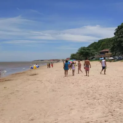 Praia dos Cações, localizada em Marataízes