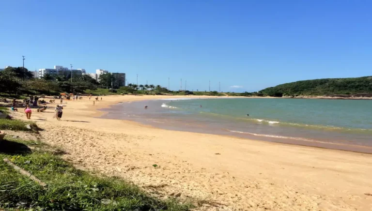 Praia da Bacutia o paraíso vibrante da Enseada Azul