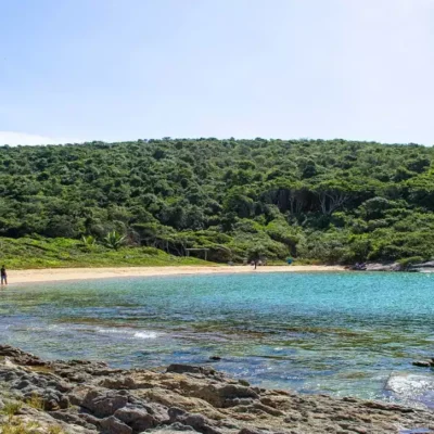 Praia do Ermitão Paraíso Preservado em Guarapari