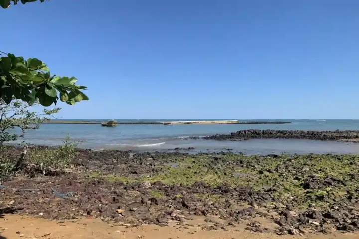 Praia de Parati em Anchieta: vila de pesca e maré baixa